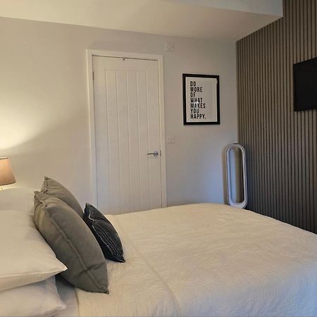 Stylish, Business Traveller Friendly Apartment, With Free Parking And Netflix Farnborough  Exterior foto