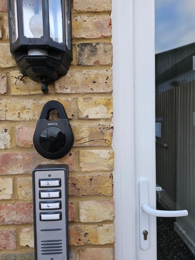 Stylish, Business Traveller Friendly Apartment, With Free Parking And Netflix Farnborough  Zimmer foto